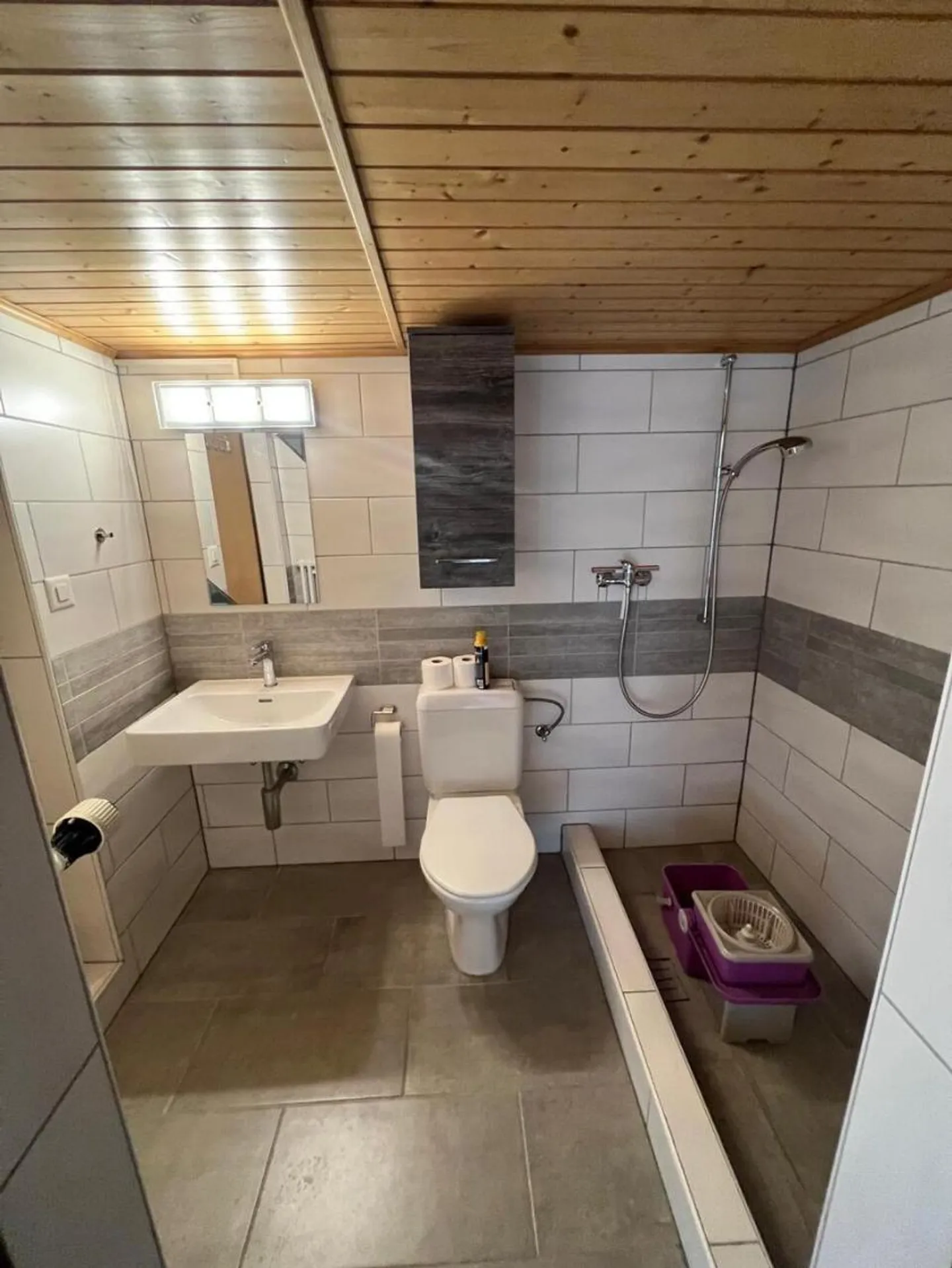 Superb detached property with large plot - Photo 5 of 13