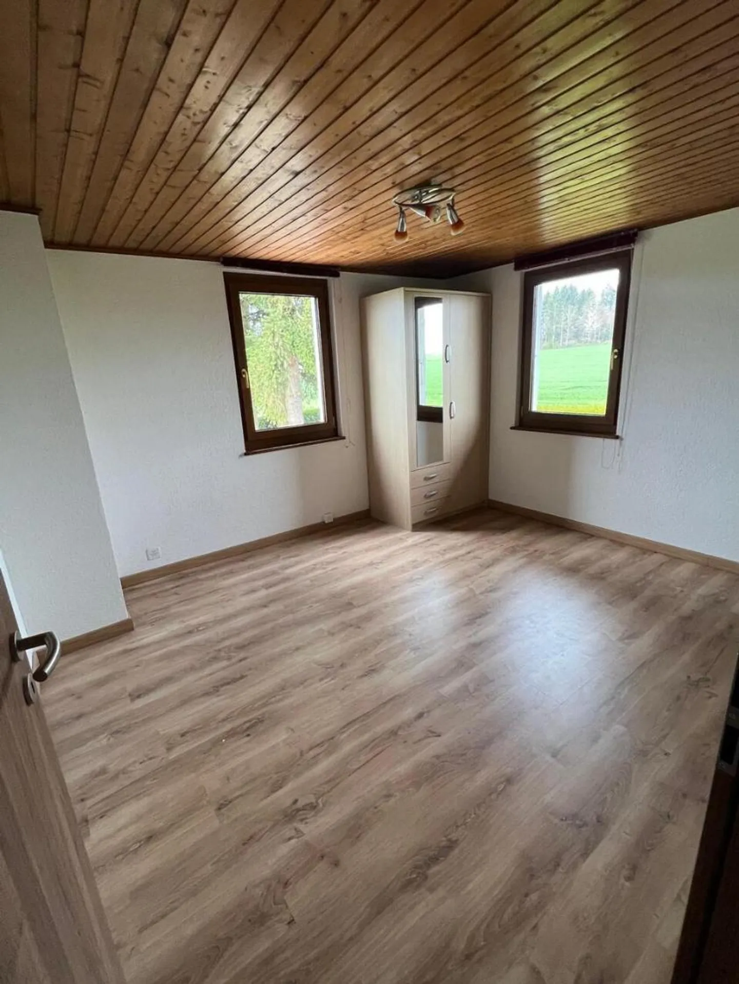 Superb detached property with large plot - Photo 7 of 13