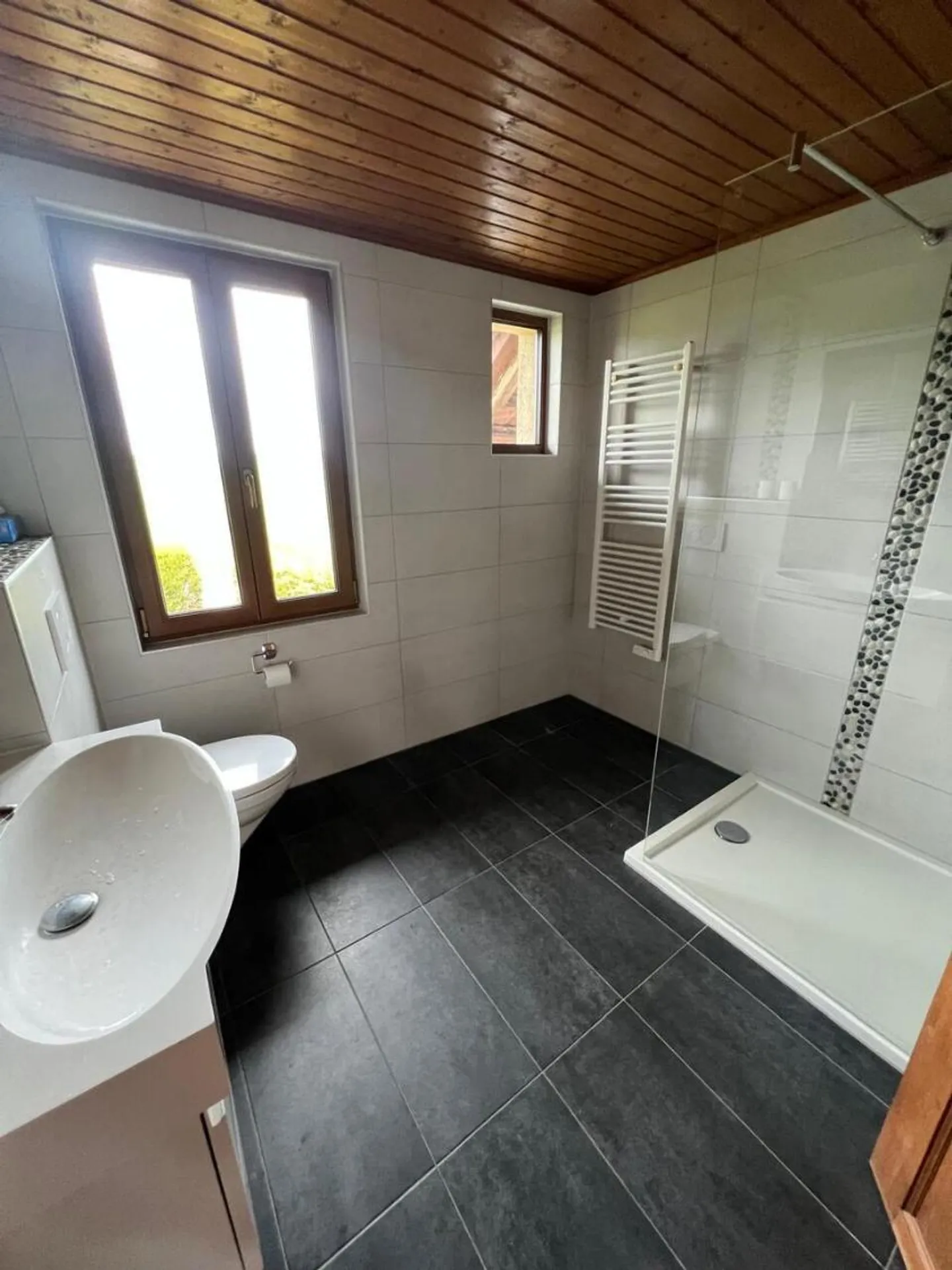 Superb detached property with large plot - Photo 8 of 13