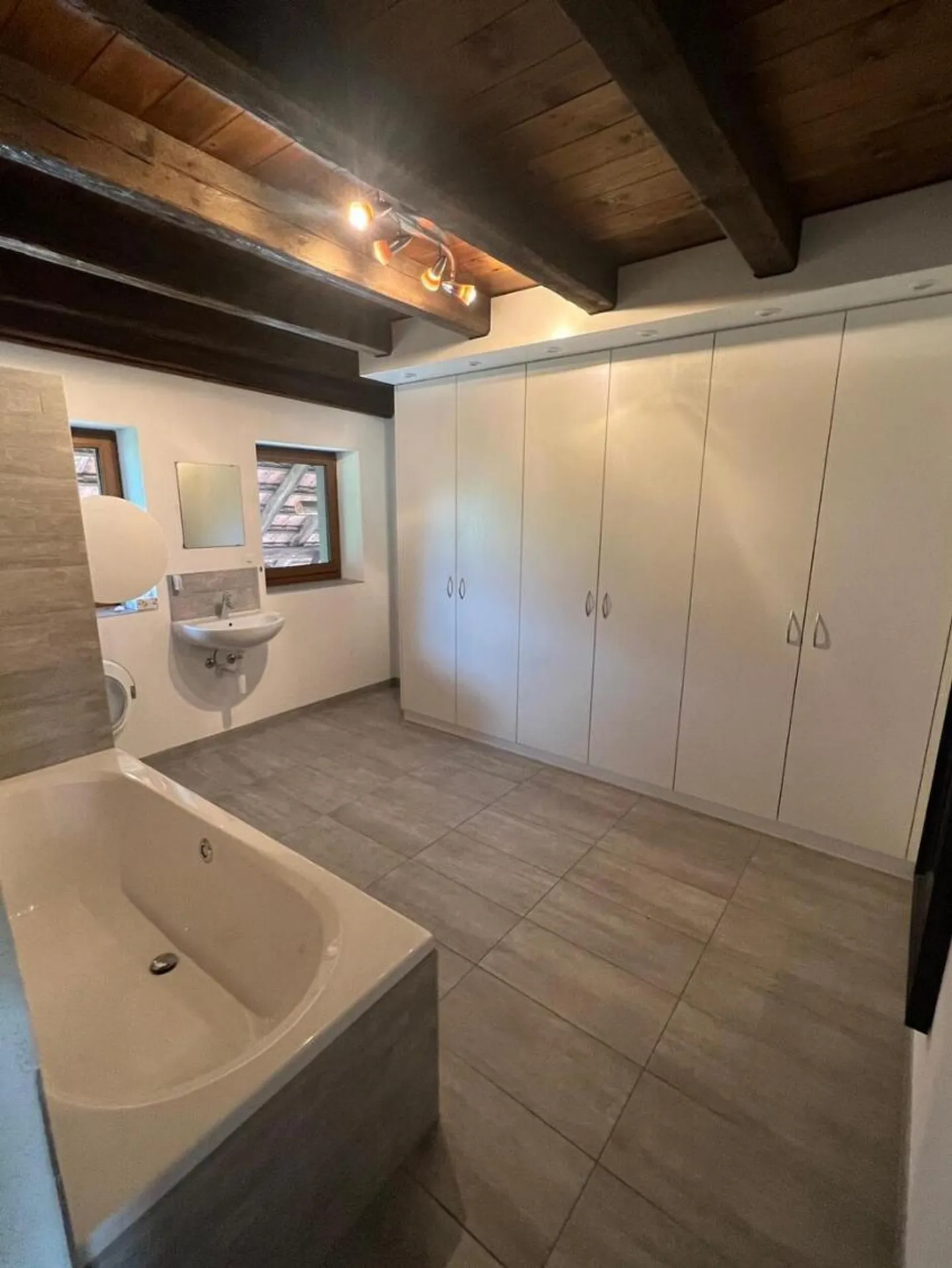 Superb detached property with large plot - Photo 9 of 13