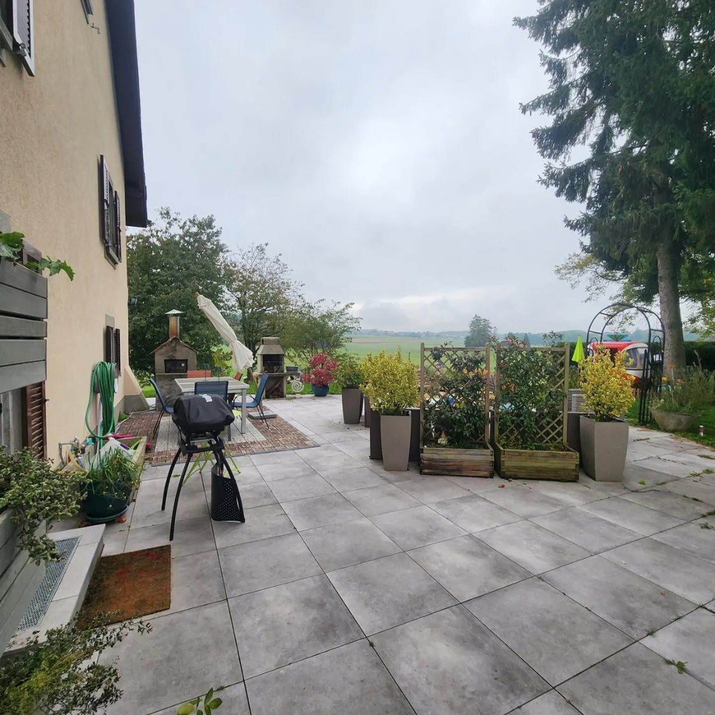 Superb detached property with large plot - Photo 10 of 13