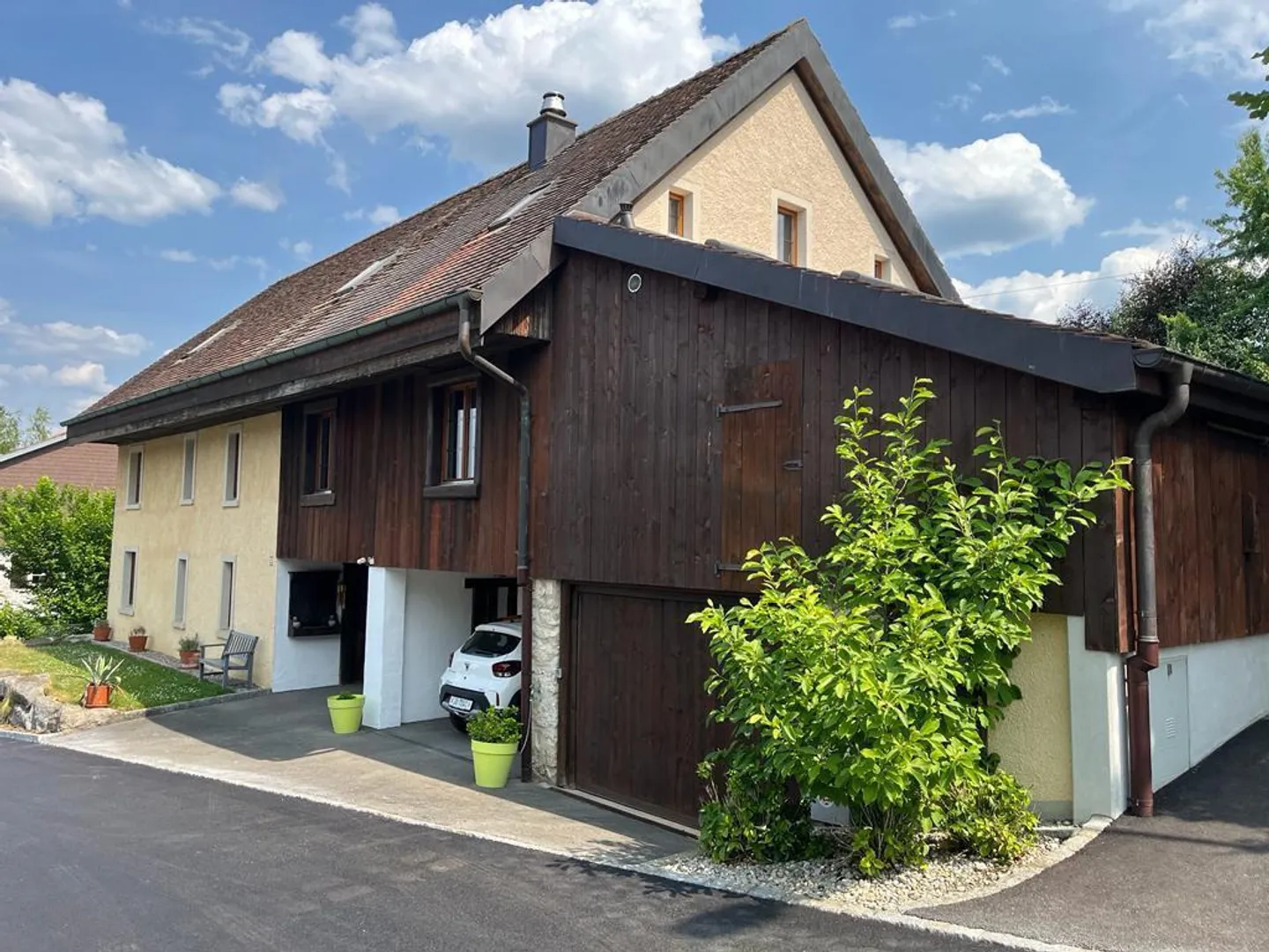 Ein Garten, der vor neugierigen Blicken geschützt ist, und ein modulares Interieur - Foto 2 von 12