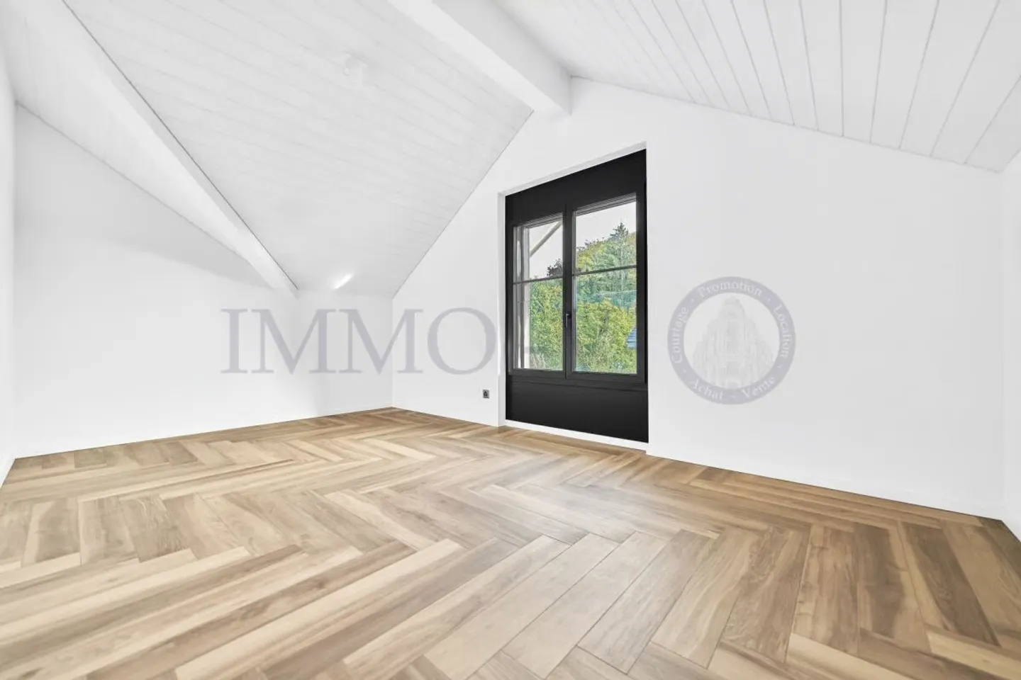 HIGH STANDING DUPLEX WITH BALCONY-TERRACE - Photo 10 of 11
