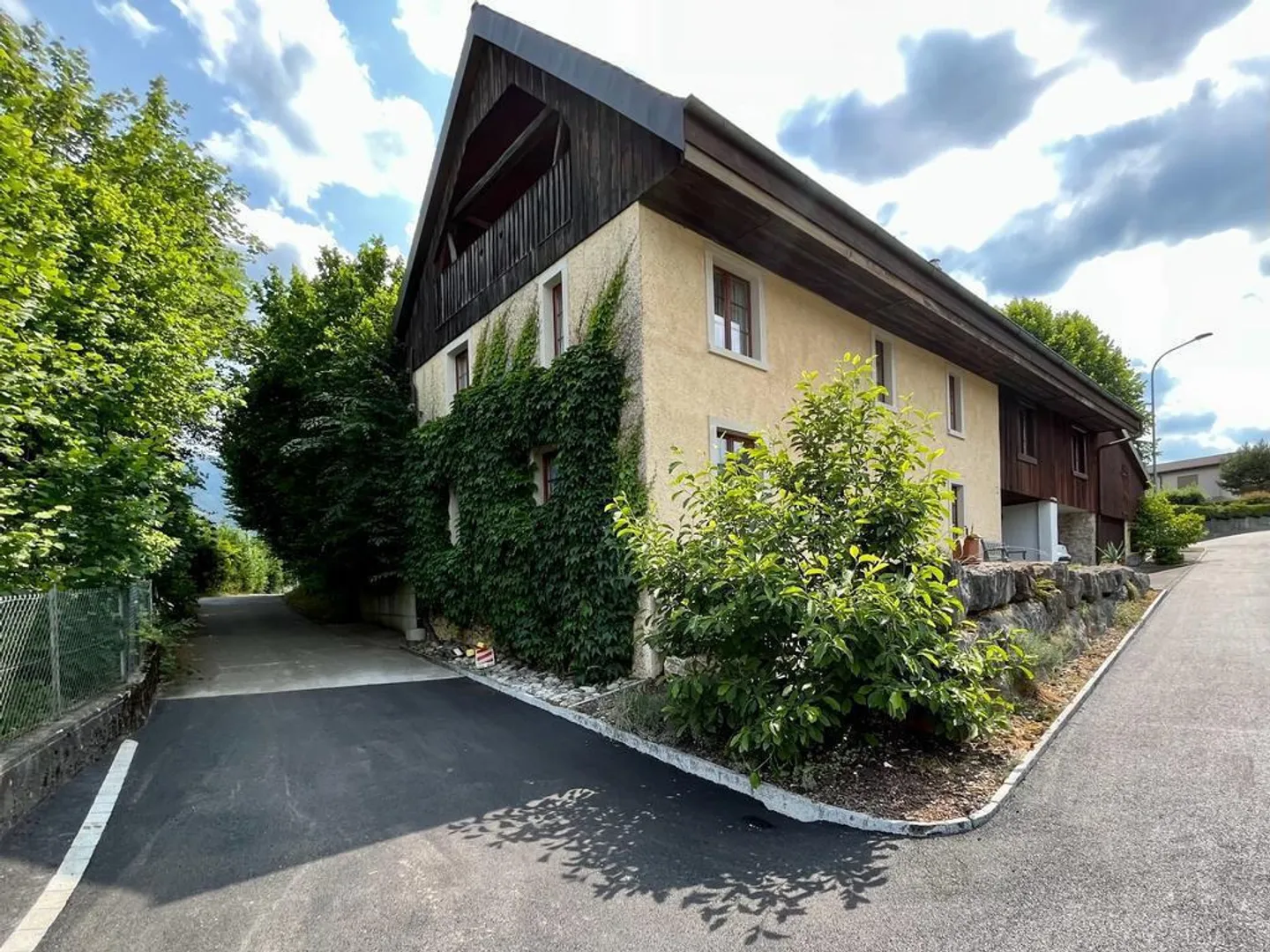 Ein Garten, der vor neugierigen Blicken geschützt ist, und ein modulares Interieur - Foto 3 von 12
