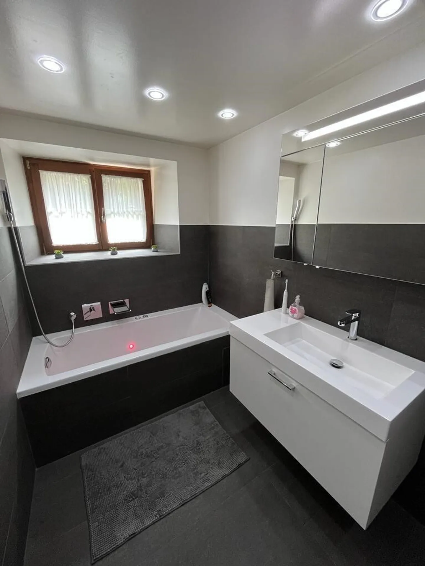 Ein Garten, der vor neugierigen Blicken geschützt ist, und ein modulares Interieur - Foto 11 von 12