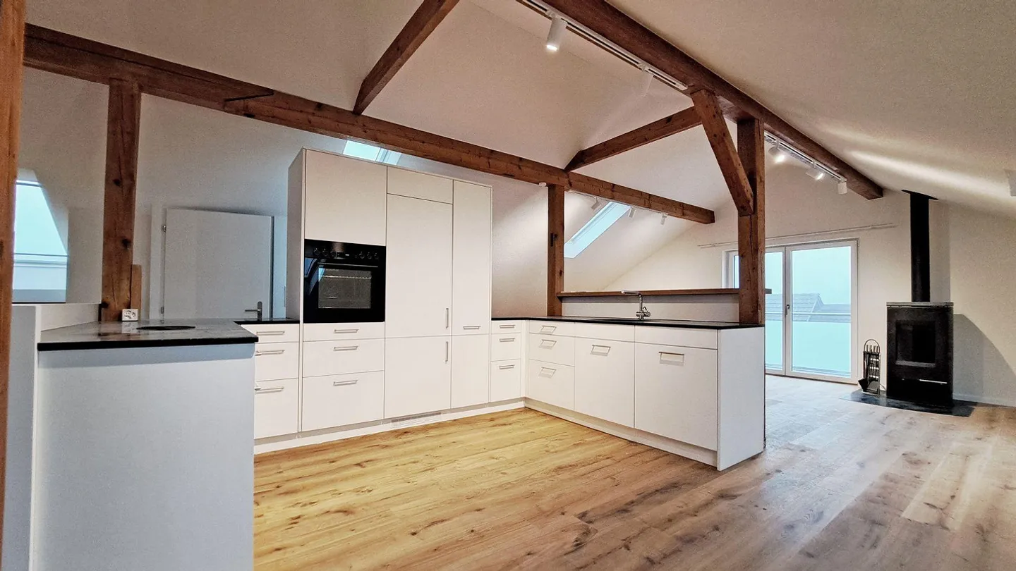 Appartement sous les combles de 3,5 pièces avec tour de lavage privé - Photo 2 sur 13