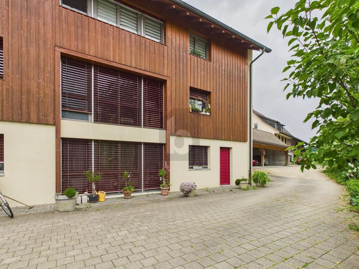 GROSSZÜGIG AUF ZWEI ETAGEN - Foto 1 von 6