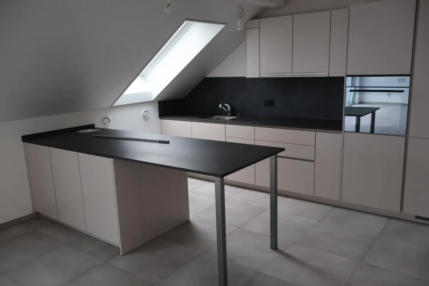 Dachgeschoss - Wohnung (5,5 Zimmer) in ruhiger Lage im Herzen des Dorfes - Courrendlin - Foto 1 von 10