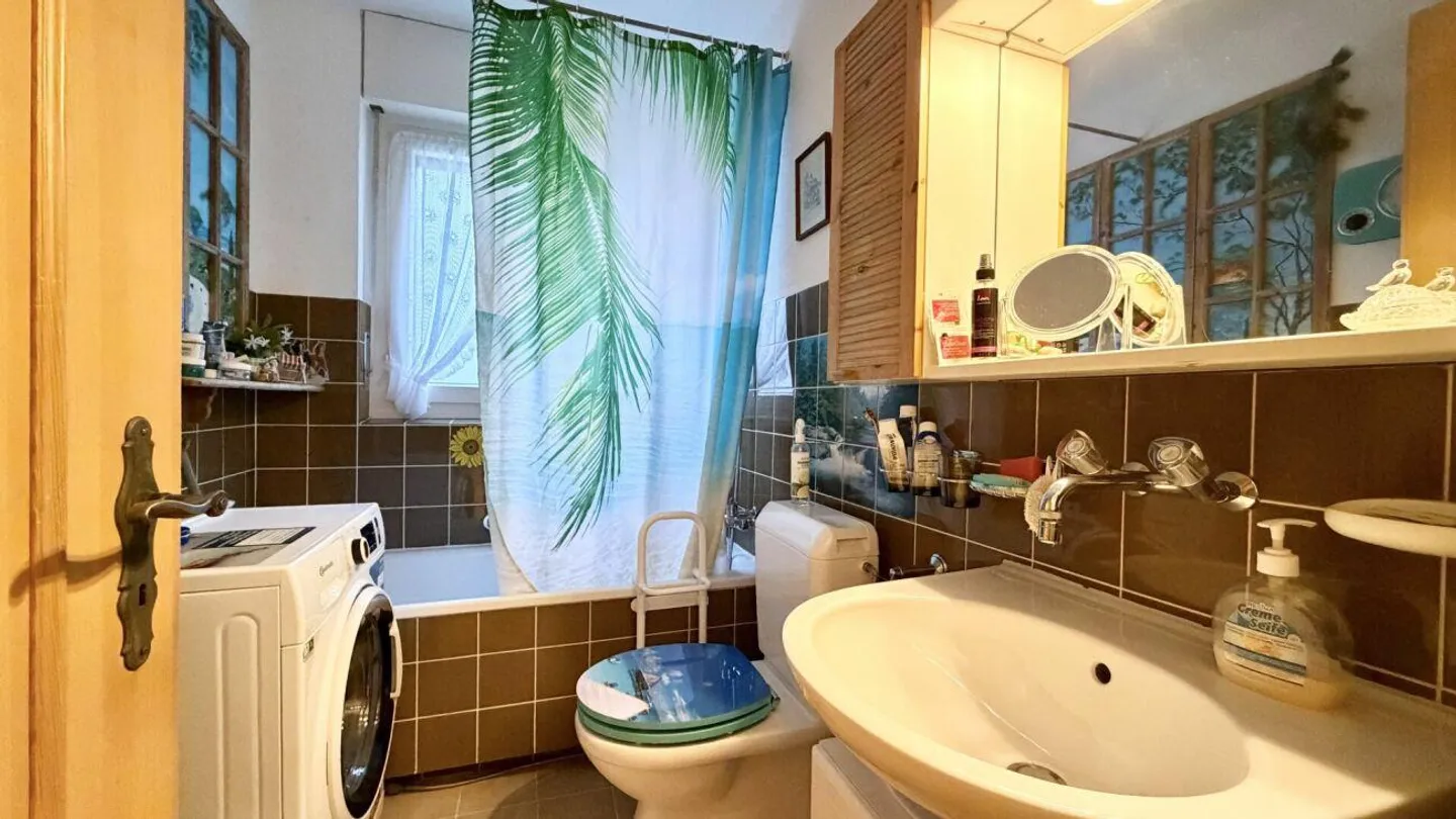 Charming 2.5 Room Apartment in Perfect Location - Photo 7 of 9