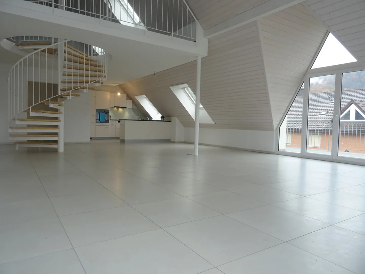 Moderne Wohnung mit grossem Balkon - Foto 2 von 12