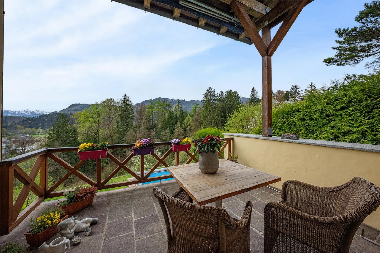 Unica casa unifamiliare di 6,5 stanze con vista soleggiata - Foto 2 di 24