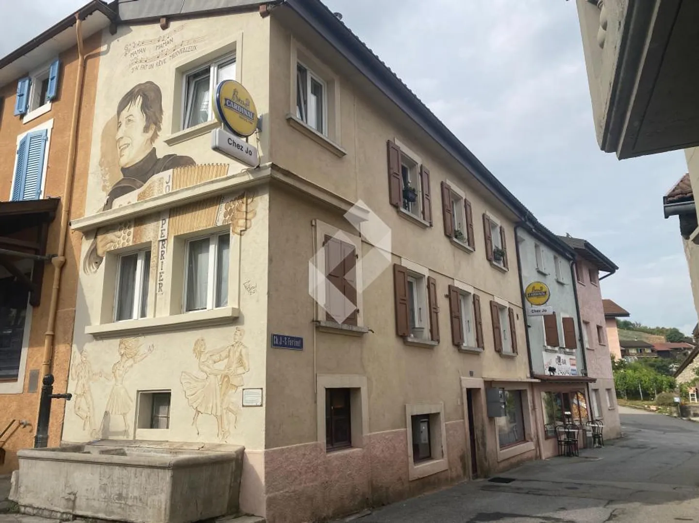 Bâtiment à usage mixte avec café-bar et appartements - au cœur du vieux village de Saxon - Photo 1 sur 11