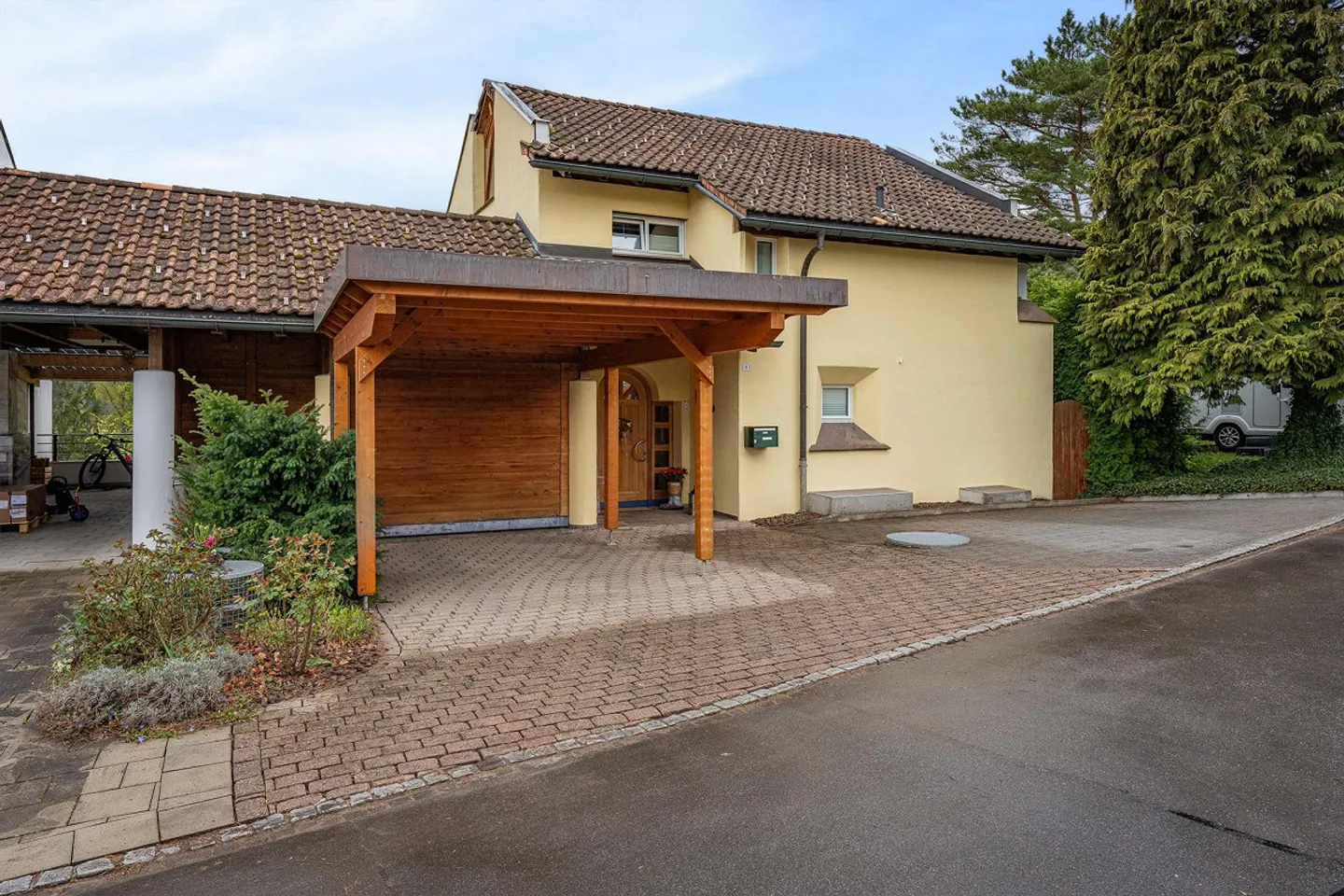 Unica casa unifamiliare di 6,5 stanze con vista soleggiata - Foto 3 di 24