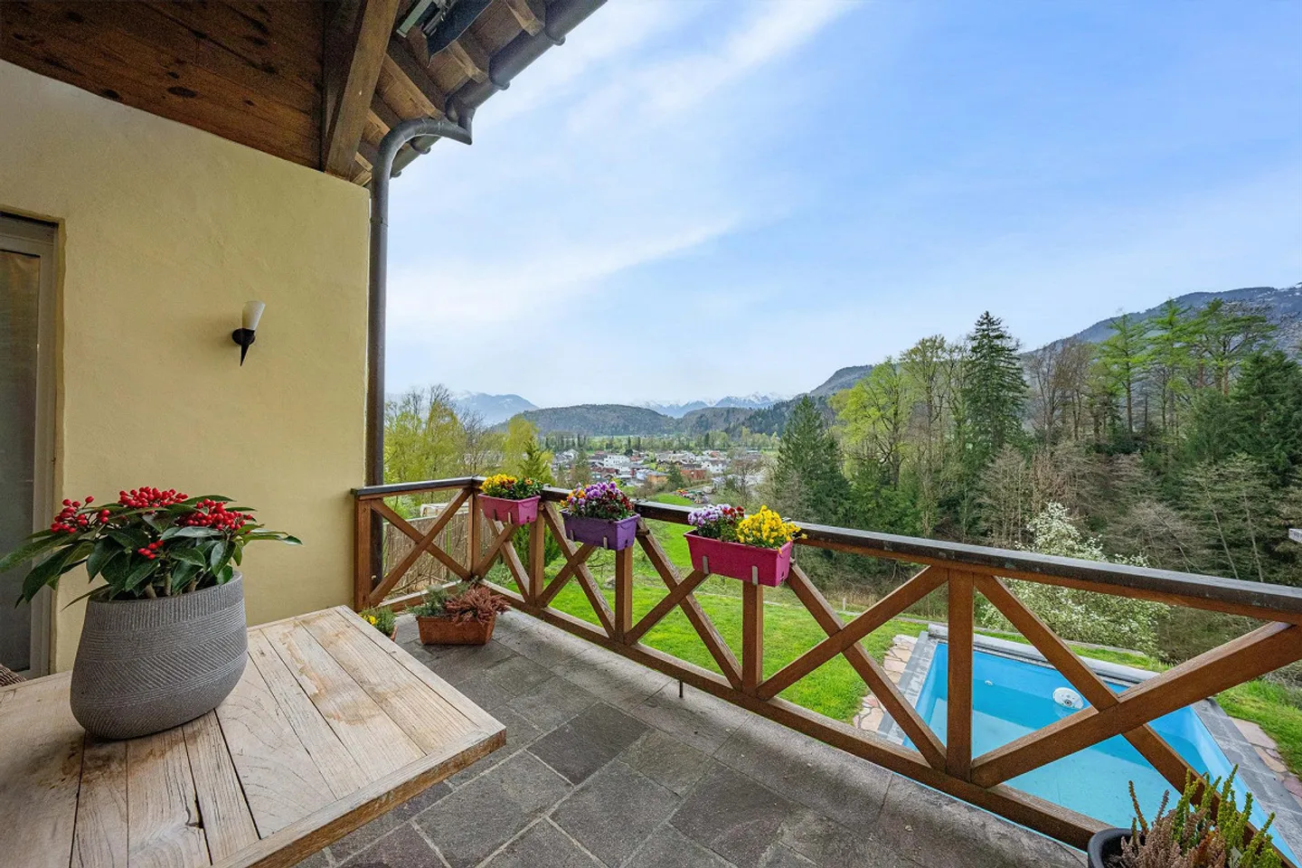 Unica casa unifamiliare di 6,5 stanze con vista soleggiata - Foto 1 di 24