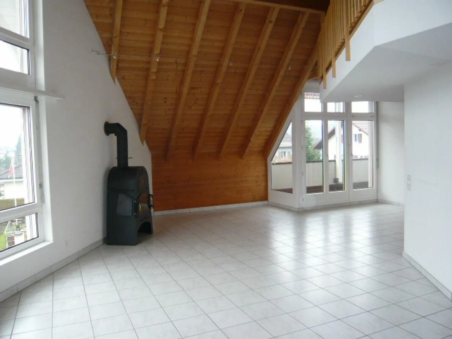 Appartement en penthouse lumineux de 4,5 pièces - Photo 2 sur 11