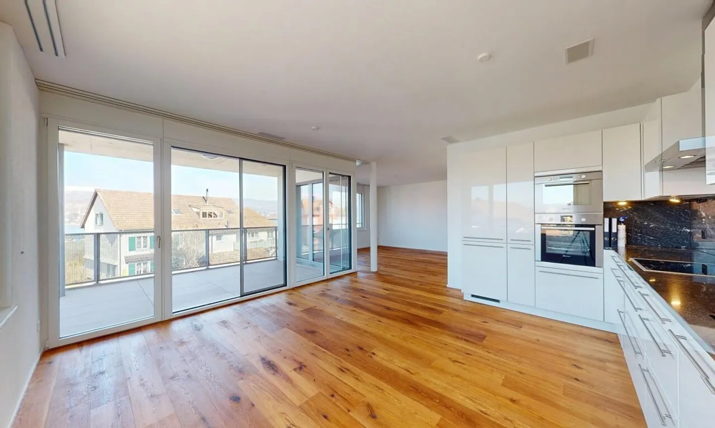 Appartamento 4.5 stanze appena ristrutturato con vista lago e layout accattivante - Foto 1 di 13