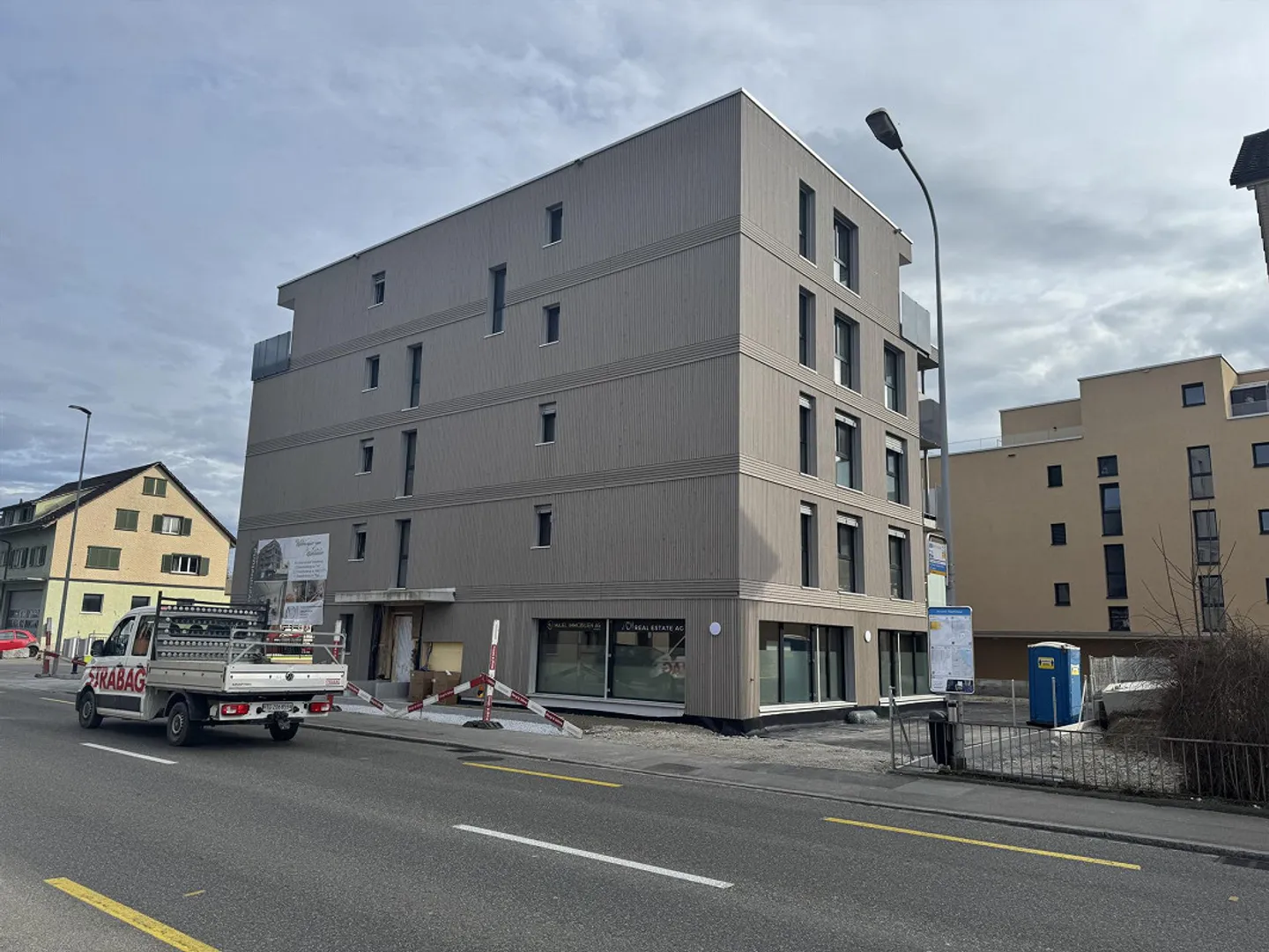 Dernier appartement 2.5 pièces ultra-moderne à louer dans un emplacement central - Photo 2 sur 9