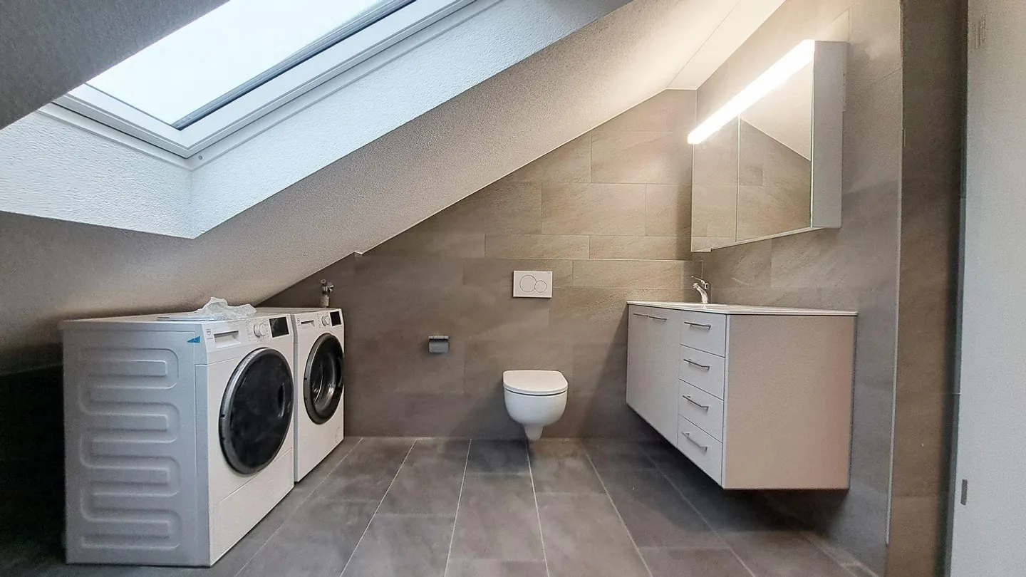 Appartement sous les combles de 3,5 pièces avec tour de lavage privé - Photo 8 sur 13
