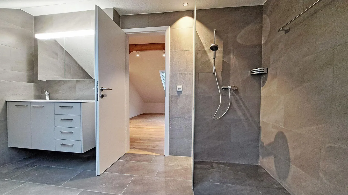 Appartement sous les combles de 3,5 pièces avec tour de lavage privé - Photo 9 sur 13