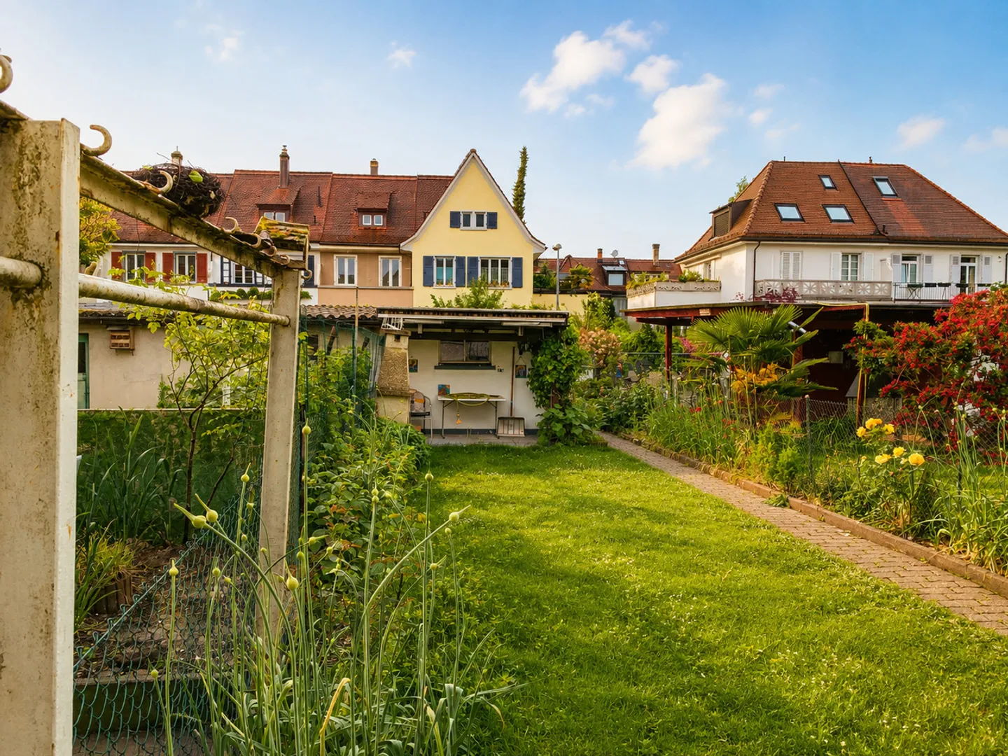Row House with Garden and Separate Garden Plot in Bidding Process - Photo 2 of 10
