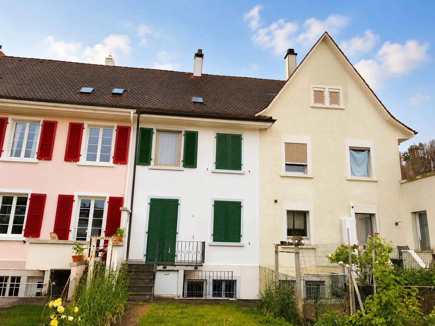Row House with Garden and Separate Garden Plot in Bidding Process - Photo 3 of 10