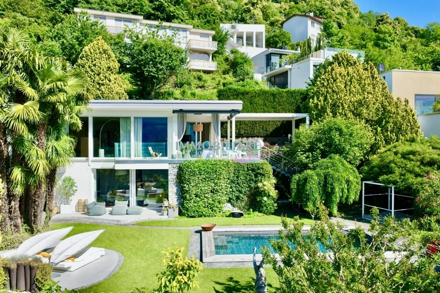 Vivere Elevato: Villa, situata in una posizione assolutamente tranquilla, ristrutturata con materiali di alta qualità - Foto 1 di 13