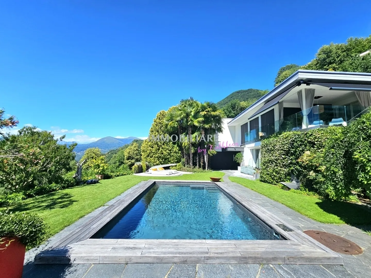 Vivere Elevato: Villa, situata in una posizione assolutamente tranquilla, ristrutturata con materiali di alta qualità - Foto 2 di 13