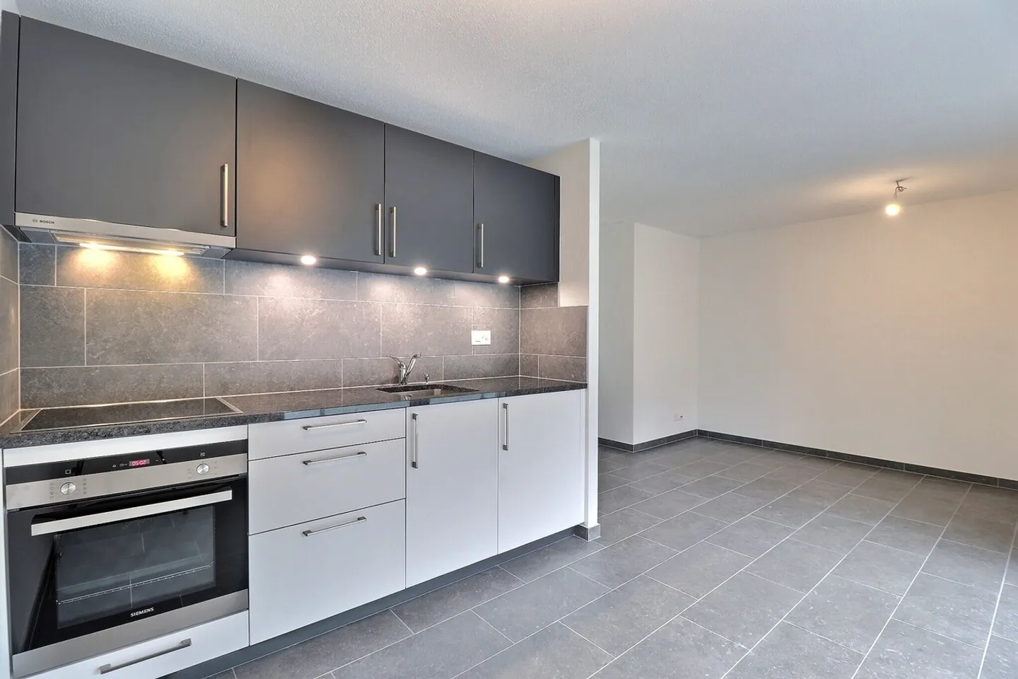 Helles Studio mit großem Balkon - Foto 1 von 5