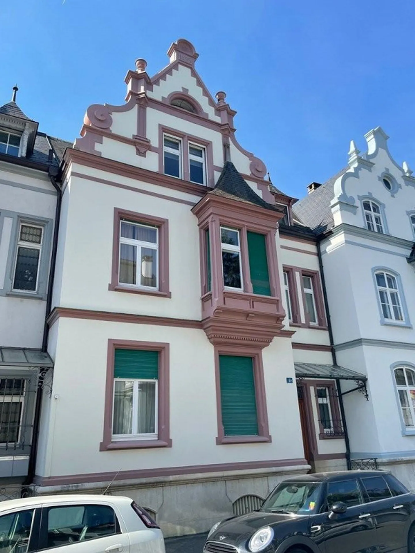 Charming 4-Room Old Building Apartment in Prime Location - Photo 1 of 12