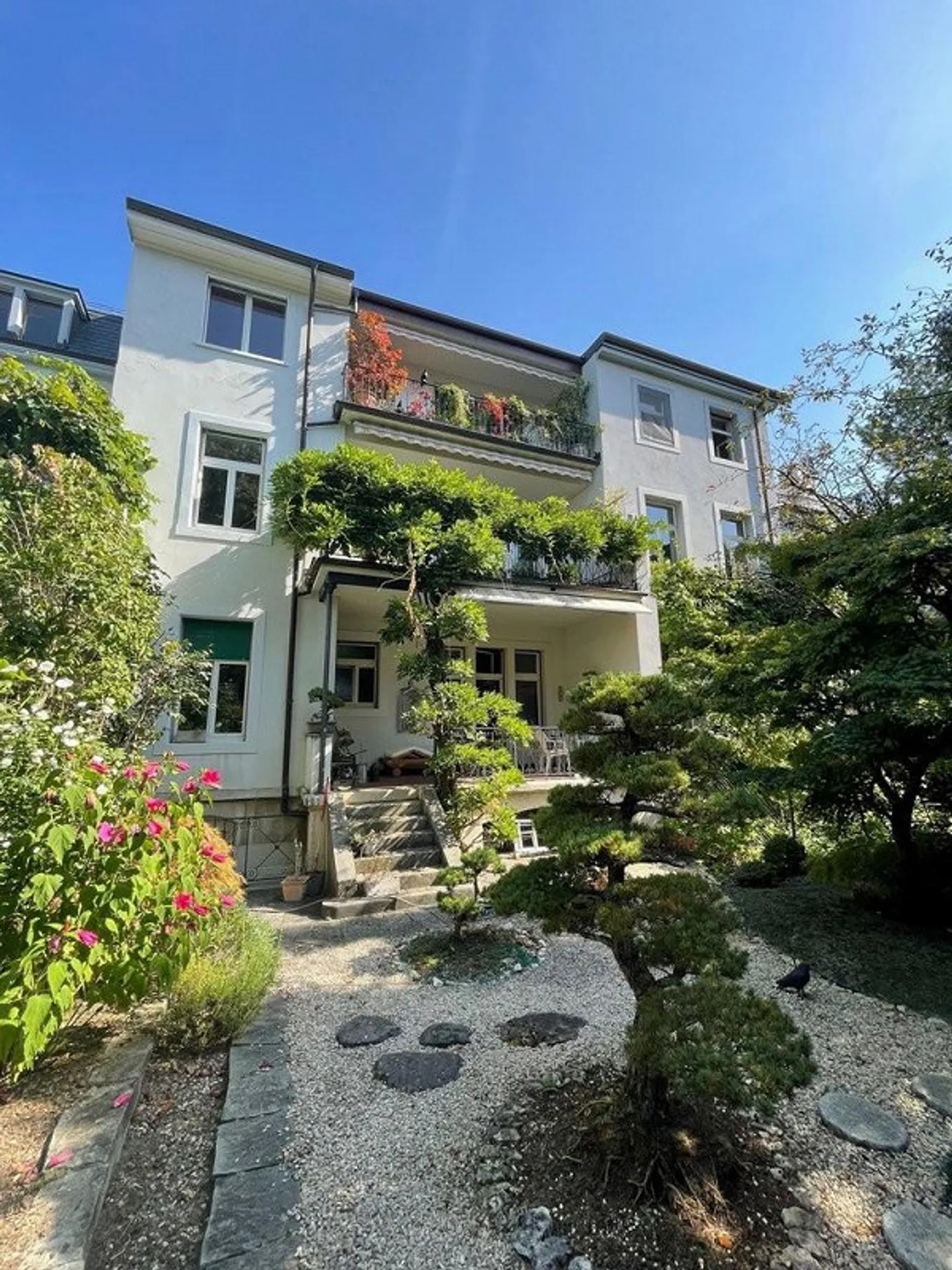 Charming 4-Room Old Building Apartment in Prime Location - Photo 2 of 12