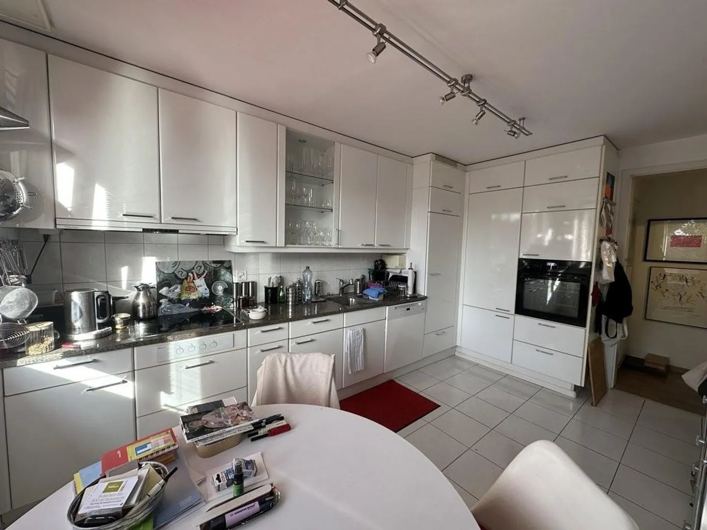 Charming 4-Room Old Building Apartment in Prime Location - Photo 3 of 12