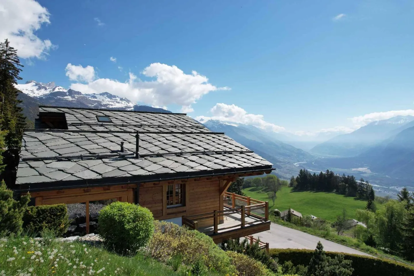 RARE - MAGNIFIQUE CHALET DE 5 CHAMBRES AVEC VUE PANORAMIQUE - Photo 1 sur 10