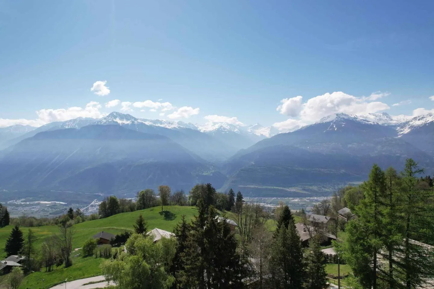 RARE - MAGNIFIQUE CHALET DE 5 CHAMBRES AVEC VUE PANORAMIQUE - Photo 2 sur 10
