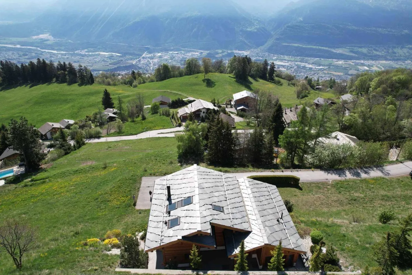 RARE - MAGNIFIQUE CHALET DE 5 CHAMBRES AVEC VUE PANORAMIQUE - Photo 3 sur 10
