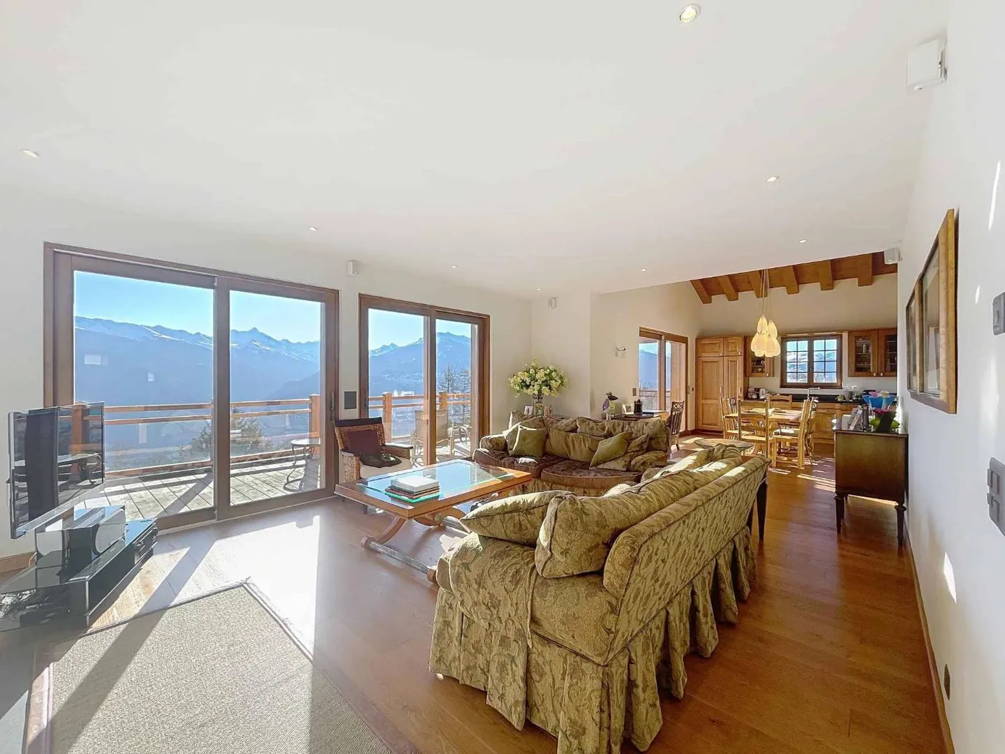 RARE - MAGNIFIQUE CHALET DE 5 CHAMBRES AVEC VUE PANORAMIQUE - Photo 4 sur 10