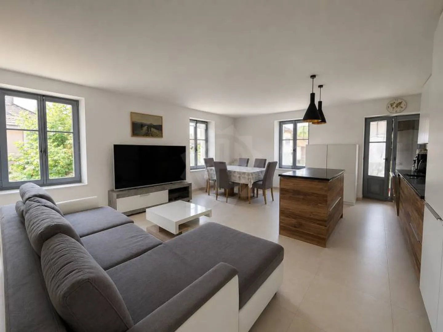 Charming 5-Room Apartment - Photo 1 of 8