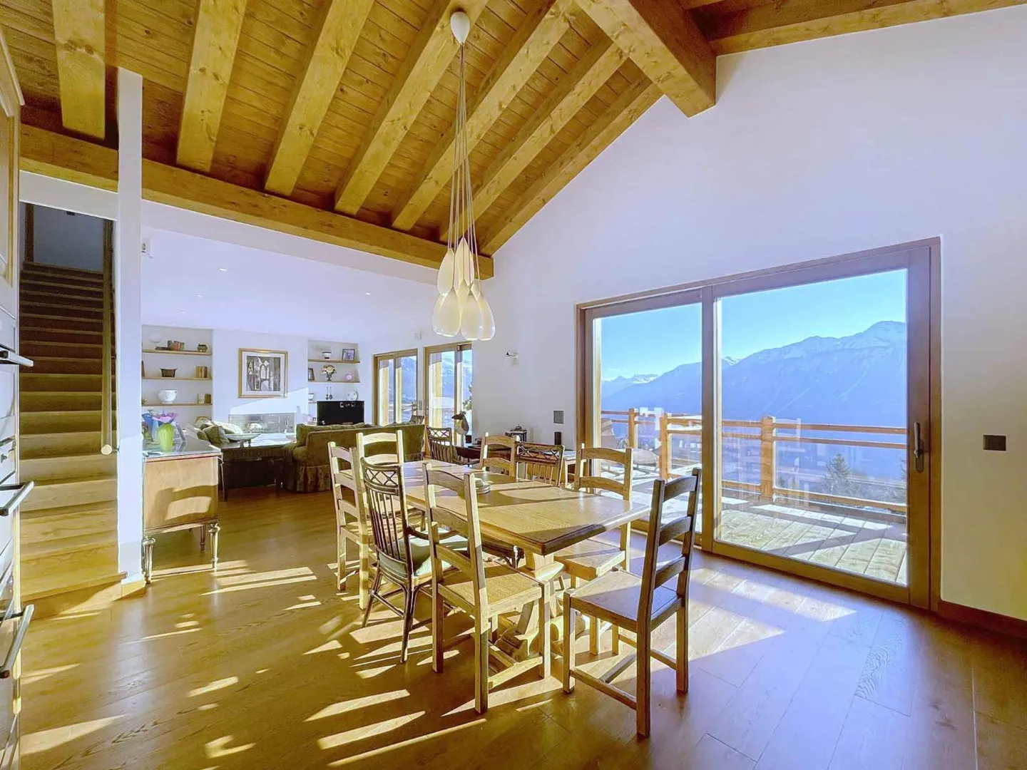 RARE - MAGNIFIQUE CHALET DE 5 CHAMBRES AVEC VUE PANORAMIQUE - Photo 5 sur 10