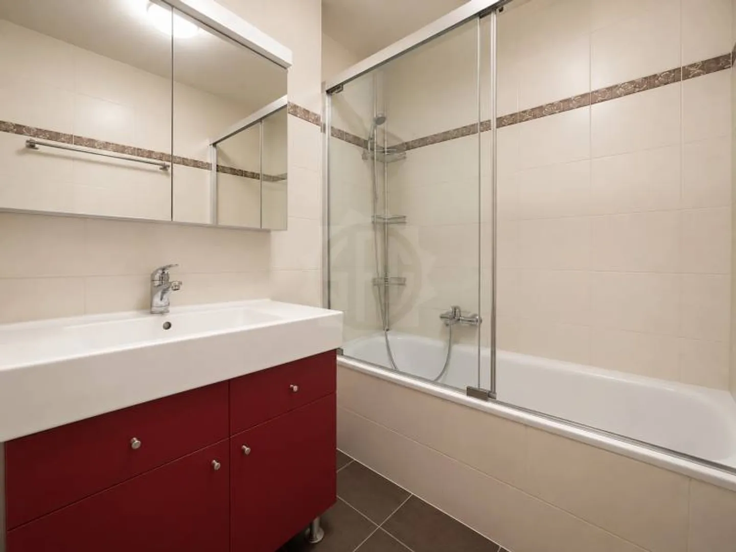Charming 5-Room Apartment - Photo 7 of 8