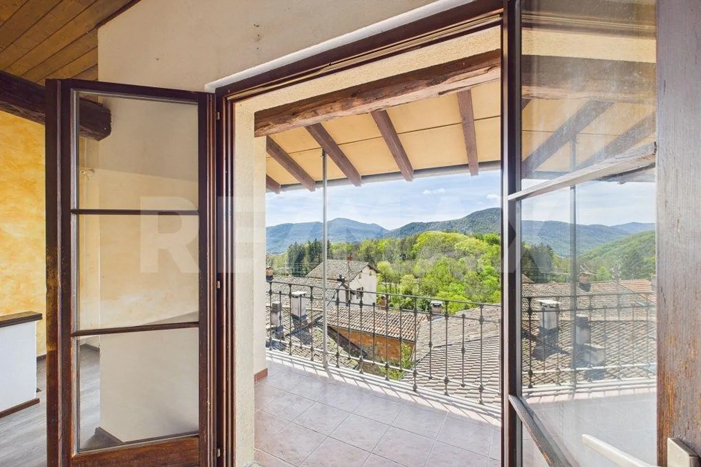 Casa tradizionale nel nucleo del villaggio con vista mozzafiato - Foto 1 di 13