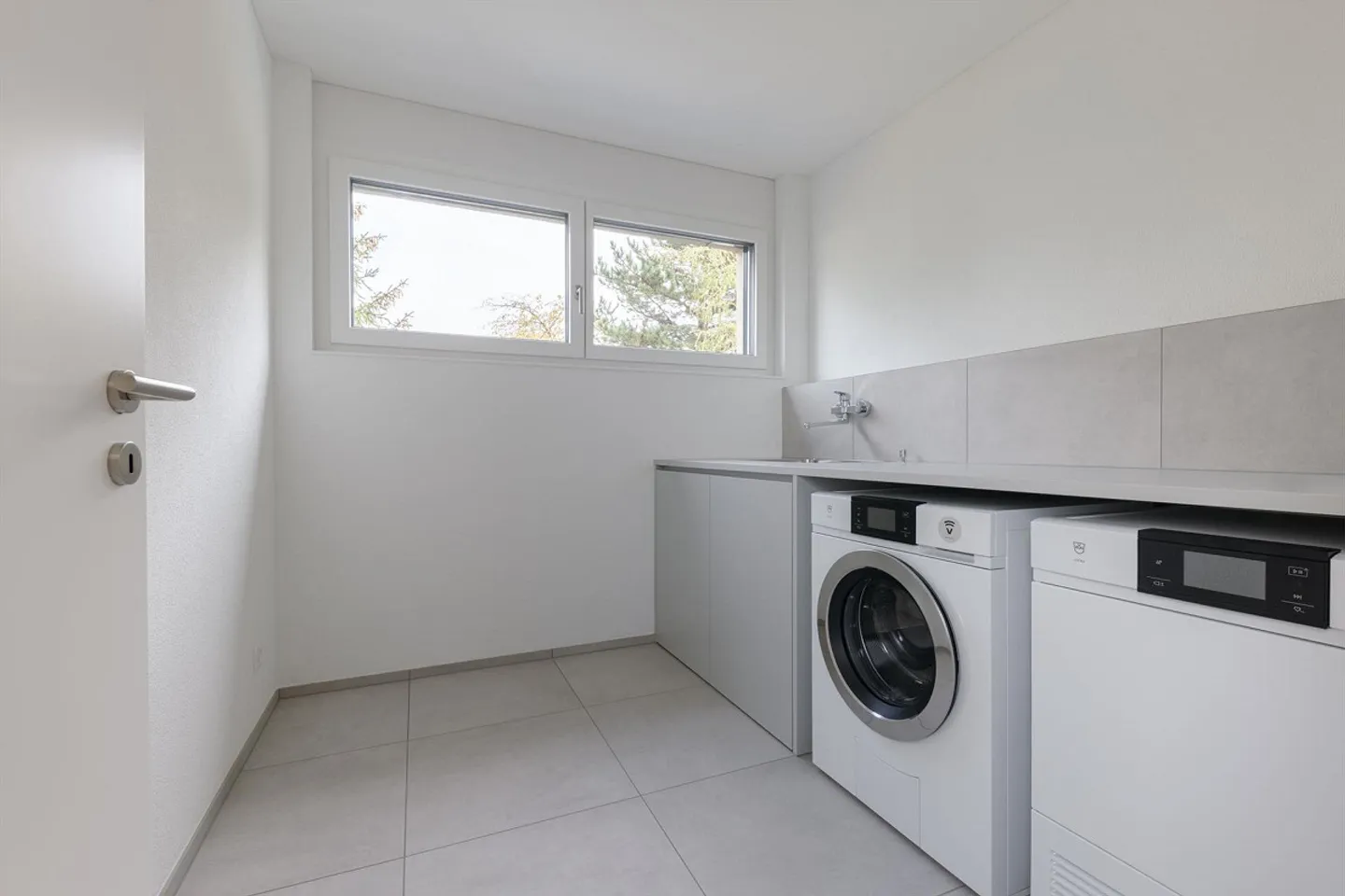 Ampio appartamento al 1° piano in una casa bifamiliare - posizione tranquilla vicino al campo da golf - Foto 13 di 14