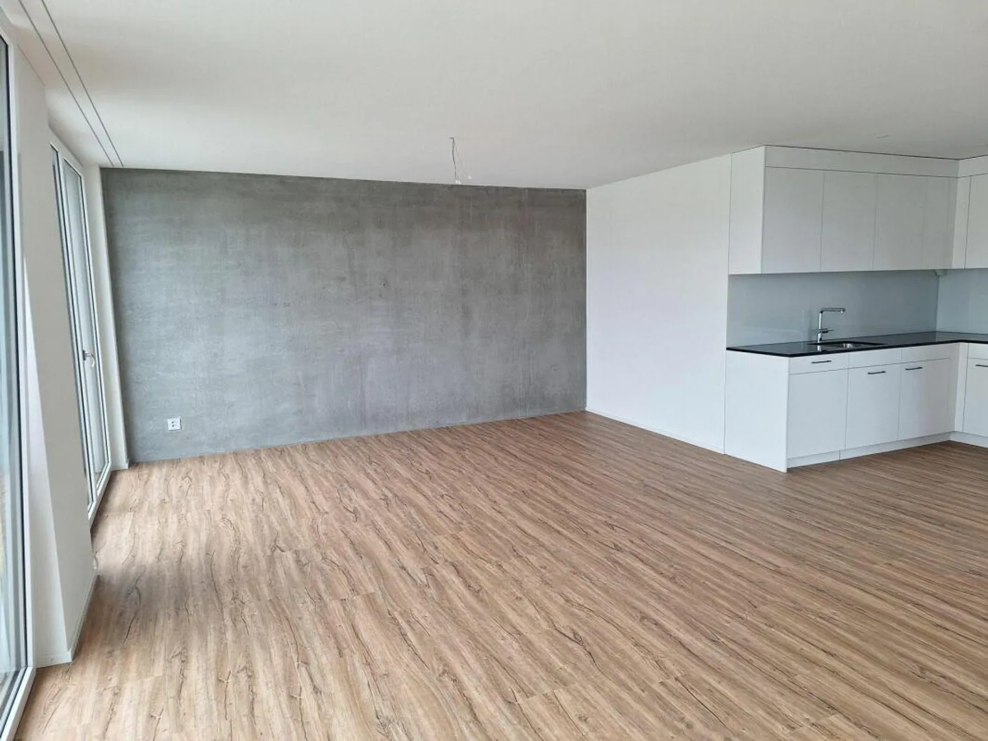 Première location : spacieux appartement en attique 2.5 avec 79m2 - Photo 3 sur 7
