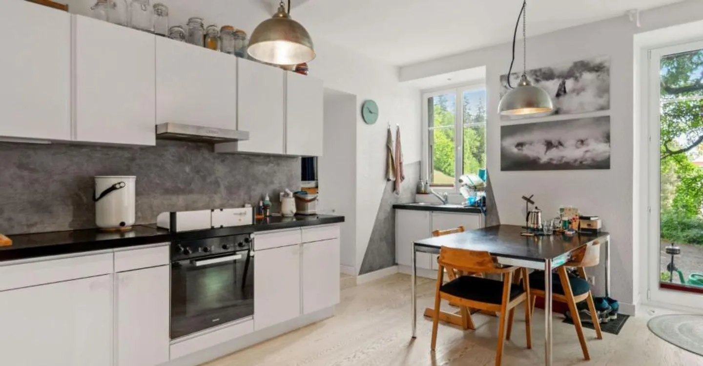 Charming Apartment with Park Access - Photo 4 of 12