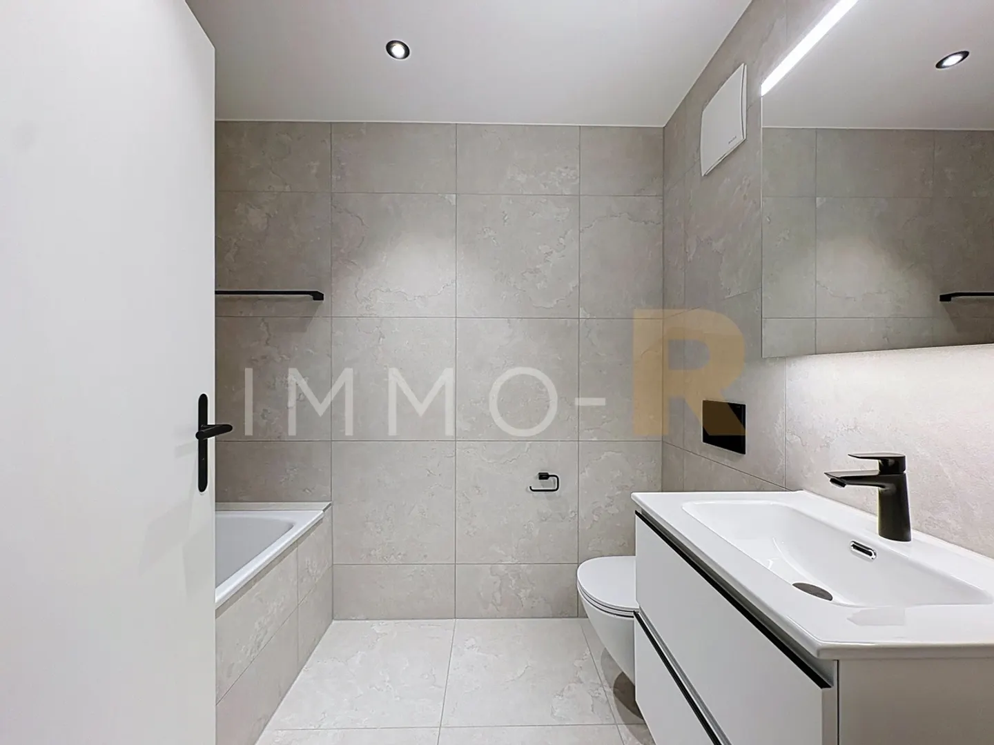 Luxury 3.5 Apartment - Photo 10 of 12