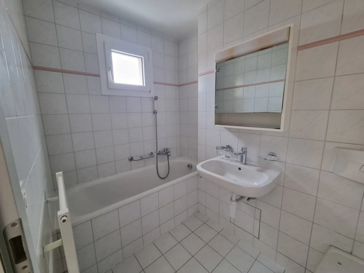 00430 - Apartment 4.5 rooms - Ch. des Pièces Chaperon 3 - CORTAILLOD - Photo 6 of 7