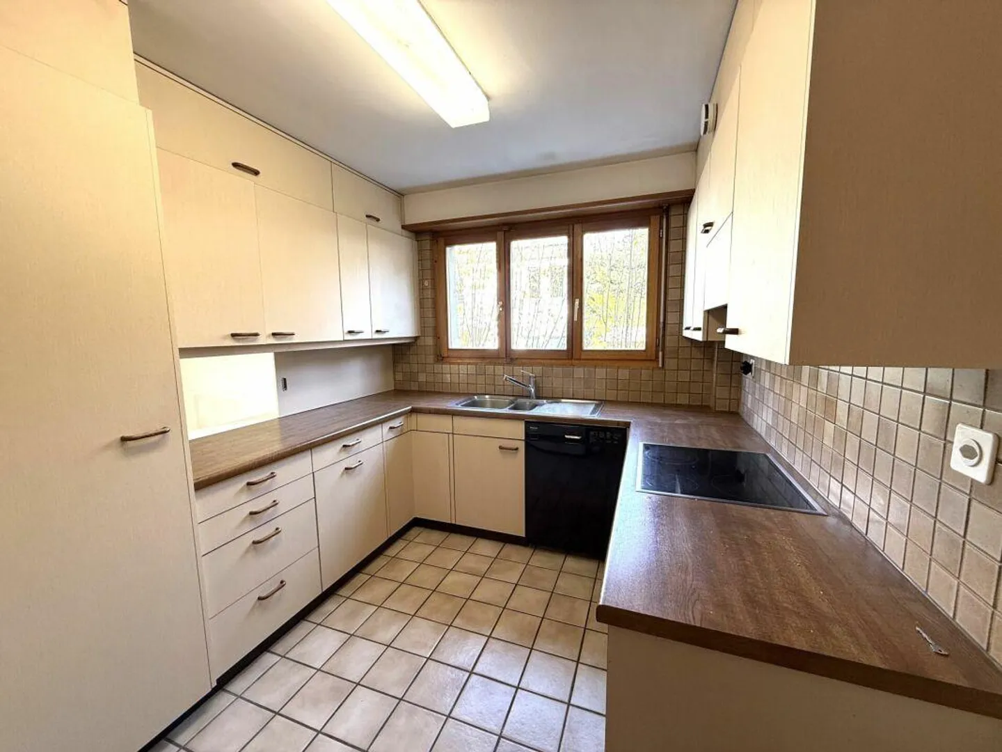 Sonnige 4.5-Zimmer-Erdgeschosswohnung im beliebten Riehen mit Hobbyraum, ausbaubarem  Estrich und viel Entwicklungspotential - Foto 6 von 12