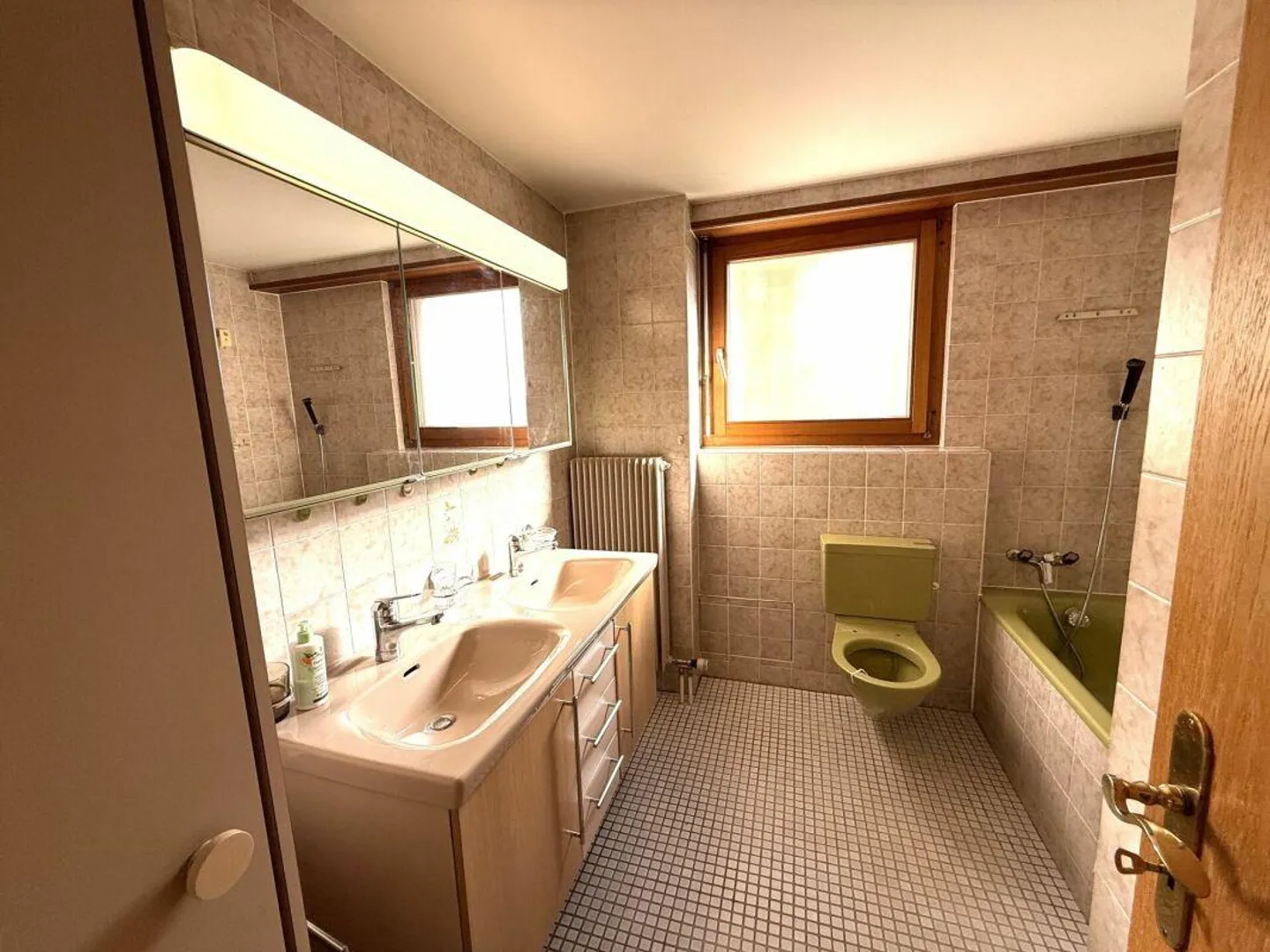 Sonnige 4.5-Zimmer-Erdgeschosswohnung im beliebten Riehen mit Hobbyraum, ausbaubarem  Estrich und viel Entwicklungspotential - Foto 8 von 12