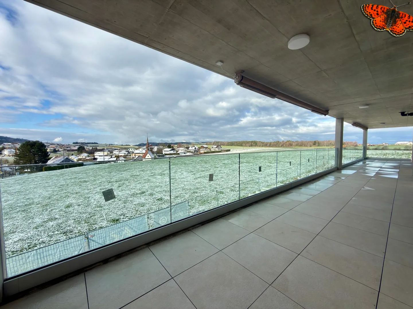 3 ½ NEUE ZIMMER IM 1. STOCK - VAULRUZ - Foto 1 von 8