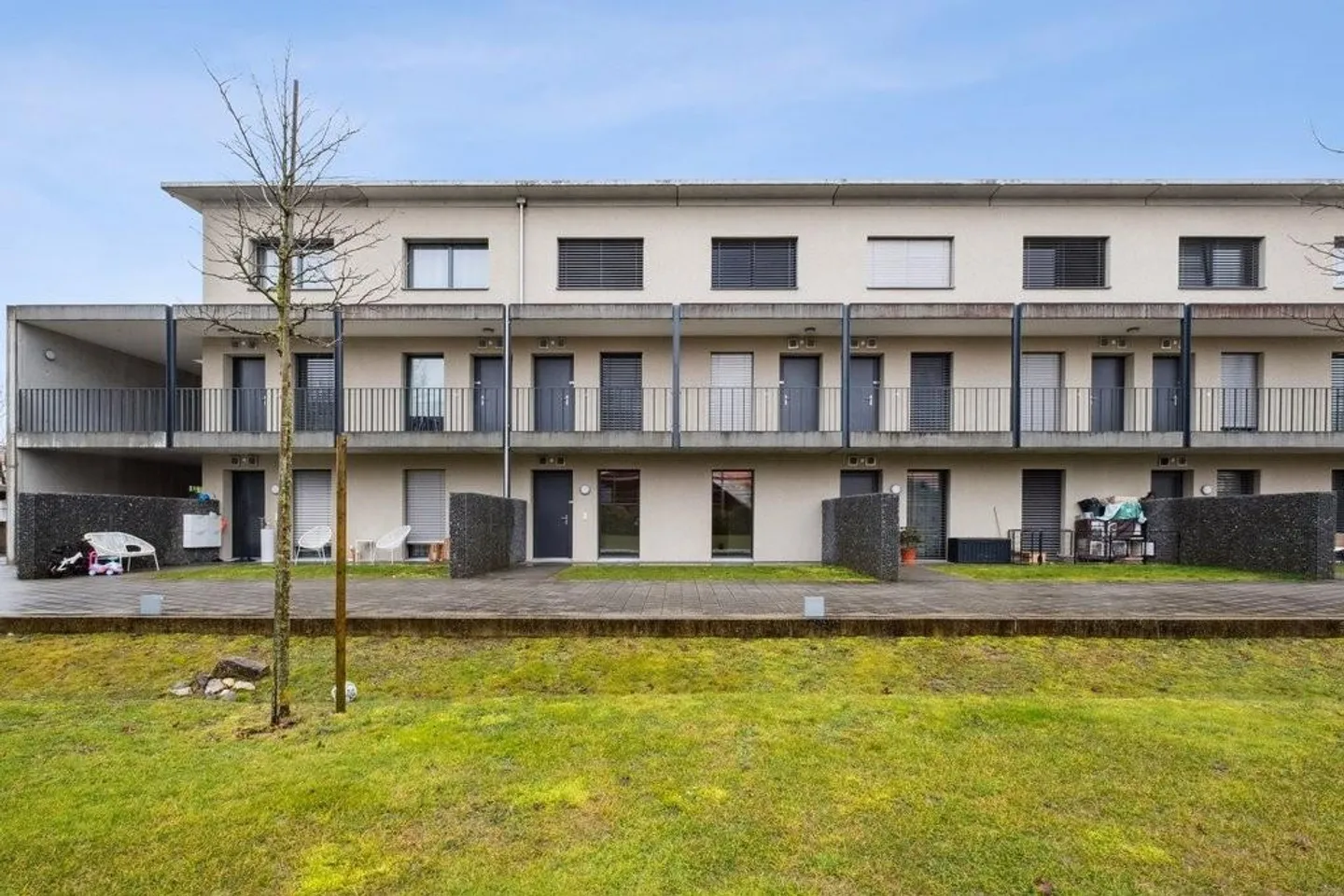 Beaucoup d'espace de vie et deux espaces de sièges couverts - Photo 1 sur 12