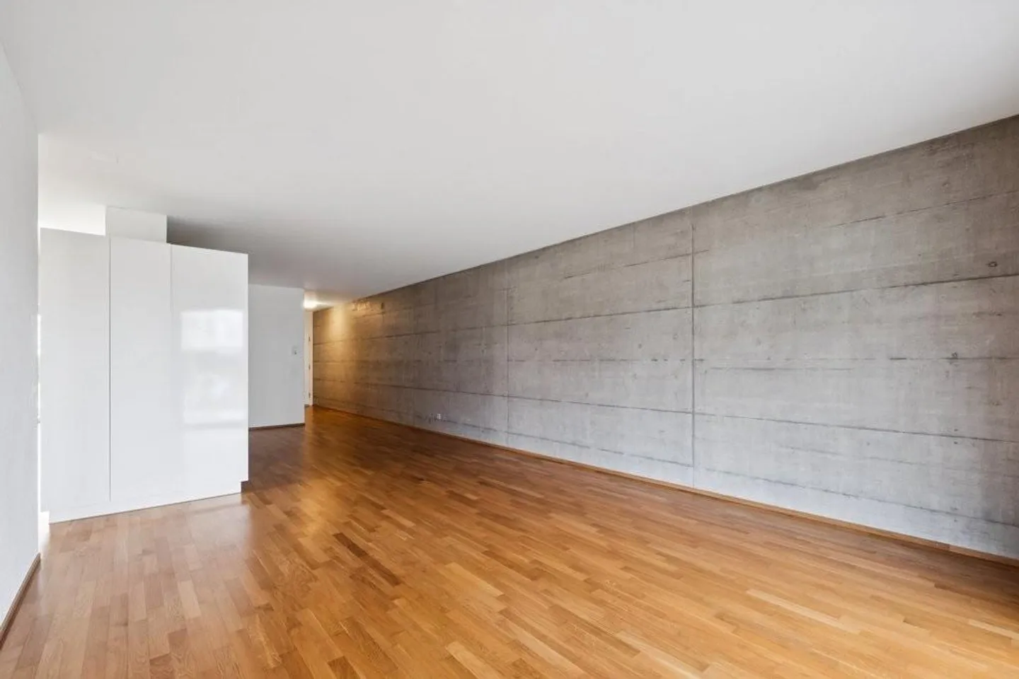 Beaucoup d'espace de vie et deux espaces de sièges couverts - Photo 2 sur 12