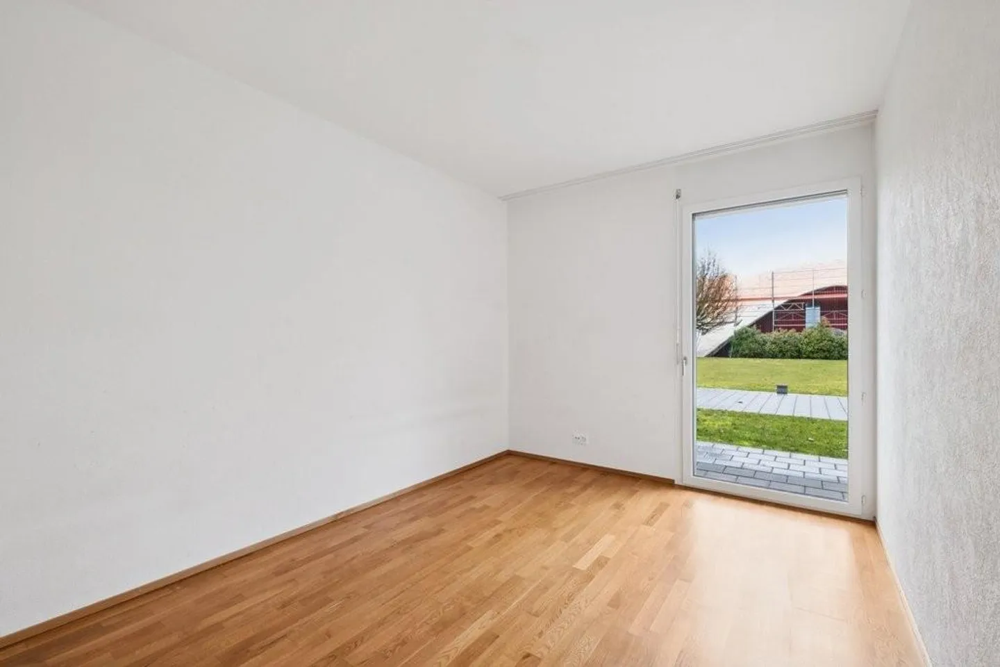 Beaucoup d'espace de vie et deux espaces de sièges couverts - Photo 8 sur 12